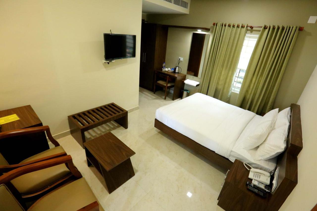 Kira Palace Residency Hotel Ernakulam Exterior foto