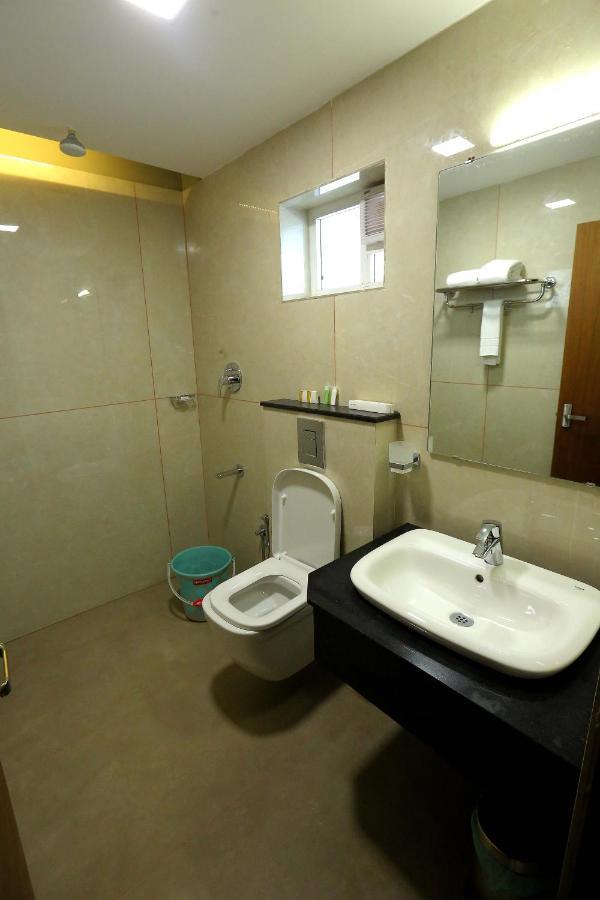 Kira Palace Residency Hotel Ernakulam Exterior foto